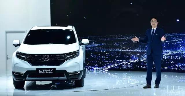 作為全球最暢銷的SUV， CR-V創(chuàng)造了無數(shù)個奇跡。撇開全球不說，從2004年CR-V被引進(jìn)到中國市場以來，就開拓了城市SUV市場，開啟了國內(nèi)高品質(zhì)SUV生活潮流。進(jìn)取之路永不停止，就在此次上海車展期間，東風(fēng)本田CR-V也終于迎來了全新?lián)Q代，實現(xiàn)了從內(nèi)到外的全面革新。